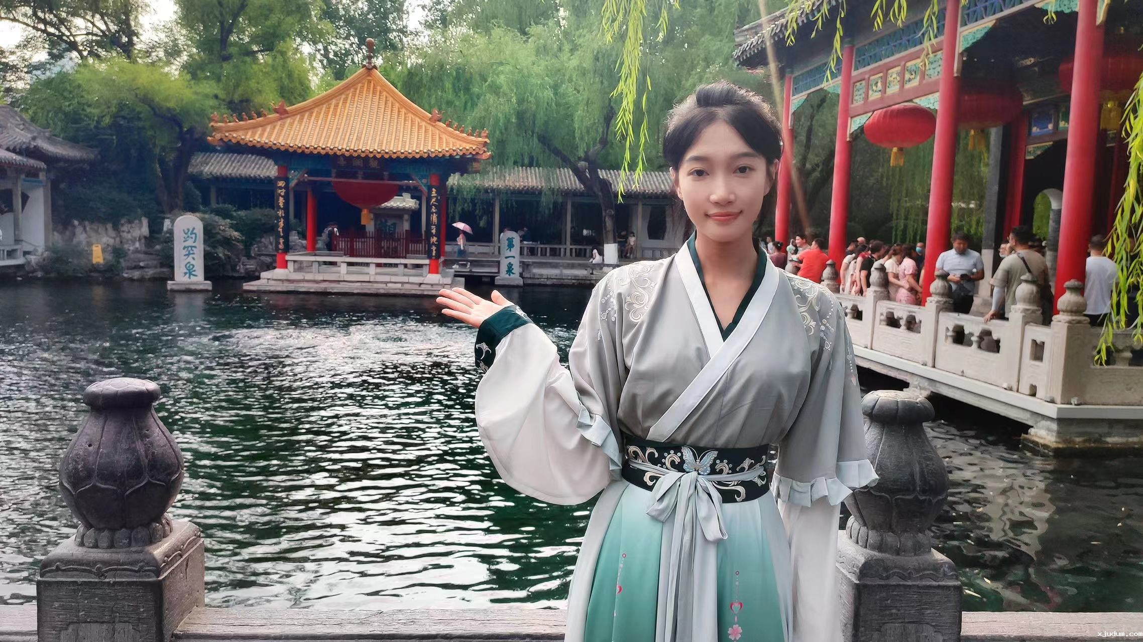 1657073708375855.jpeg 图片4:外景老师王佳怡.jpeg