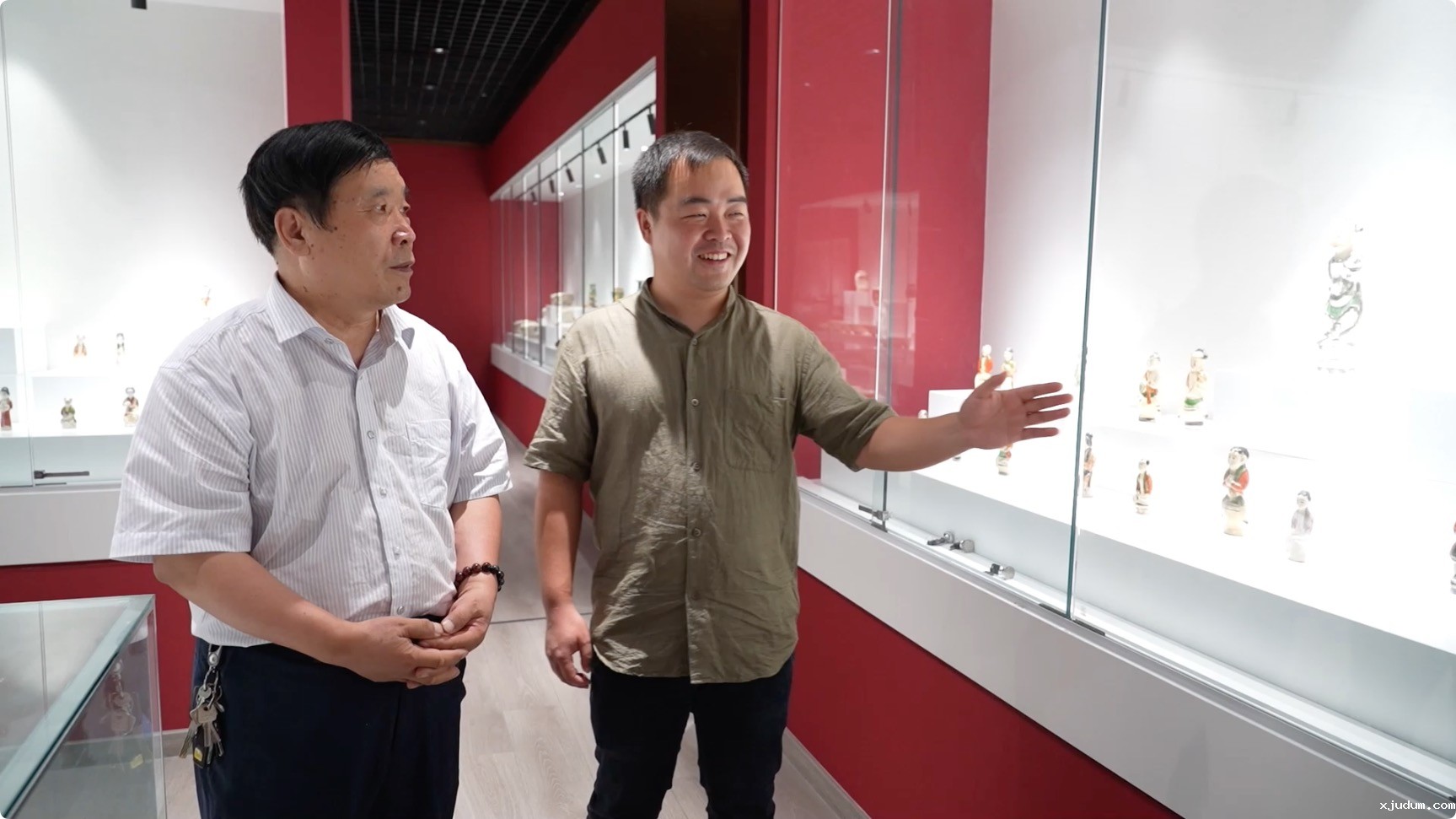 1658213319264692.jpeg 图片7:德州窑红绿彩博物馆馆长胡海东(左).jpeg